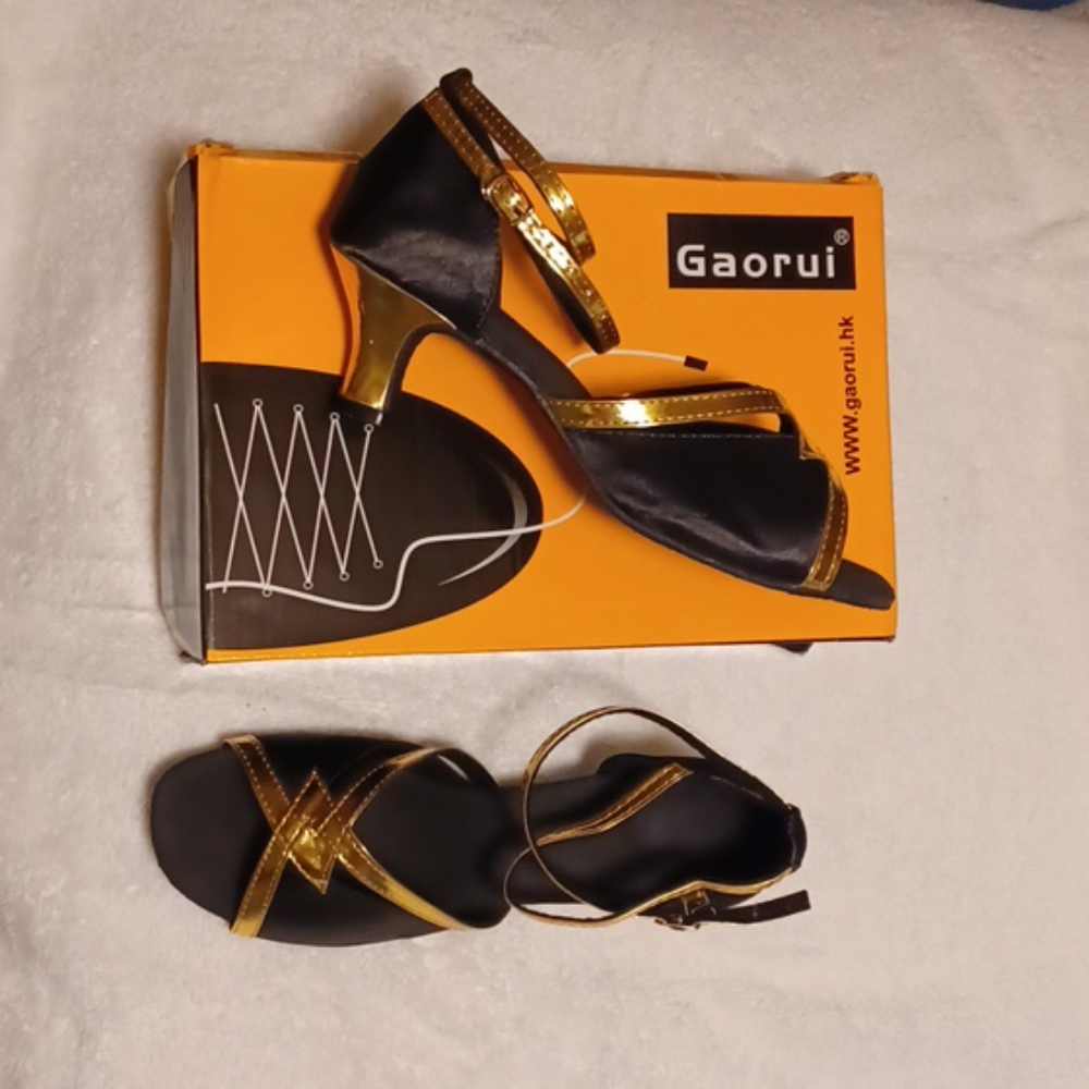 Black/Gold, Size 7.5 Low heel shoe